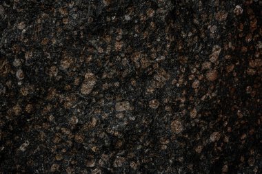 Kahverengi desenli kaya blokları. Maden kayalıkları engebeli yüzey. Sert kireçtaşı taş ocağı arka planı. Ağır grunge doğal duvar zeminine zarar vermiş. Tasarım için antik ortaçağ mermeri ön cephesi 