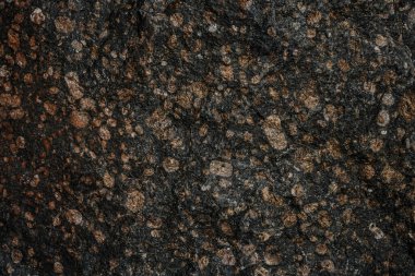 Kahverengi desenli kaya blokları. Maden kayalıkları engebeli yüzey. Sert kireçtaşı taş ocağı arka planı. Ağır grunge doğal duvar zeminine zarar vermiş. Tasarım için antik ortaçağ mermeri ön cephesi 