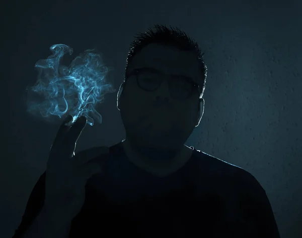 Portrét Kouřícího Mladíka Pohledný Mladík Zamyšleně Klidně Kouří Cigaretu Mužská — Stock fotografie