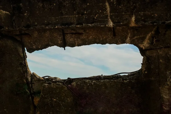 Corroded Slab Reinforcement Hole Old Concrete Wall View Sky — Stock Photo, Image