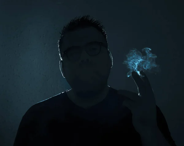 Egy Füstölgő Fiatalember Portréja Jóképű Fiatalember Figyelmes Nyugodtan Elszív Egy — Stock Fotó