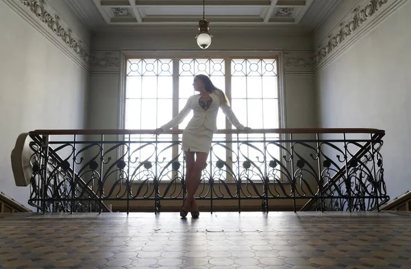 Mulher Saia Curta Perto Escadas Ferro Retrato Comprimento Total Bela — Fotografia de Stock