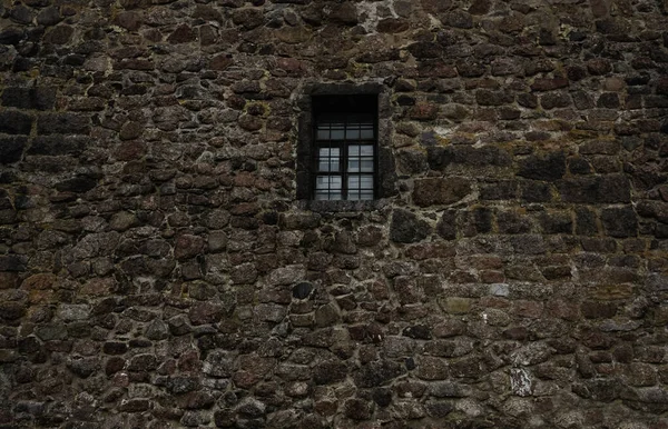 Antigua Pared Piedra Con Rejilla Hierro Marco Ventana Madera Fondo —  Fotos de Stock