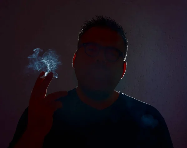喫煙の若者の肖像画 ハンサムな若い男が思慮深く 冷静にタバコを吸う 男性の美しさ ファッション — ストック写真