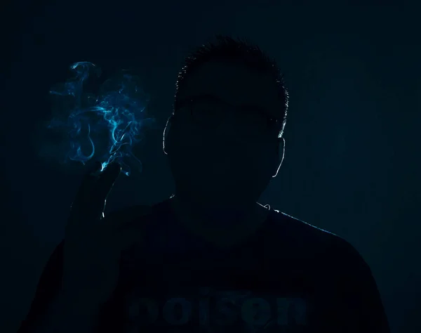 Retrato Joven Fumador Joven Guapo Pensativo Calmadamente Fumando Cigarrillo Belleza — Foto de Stock