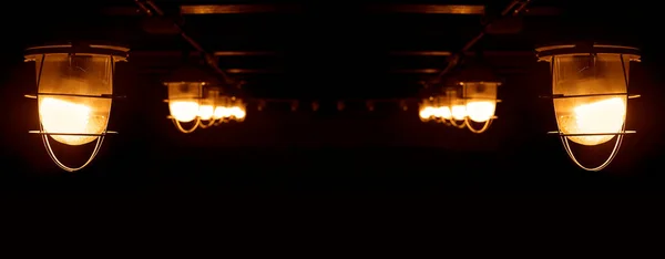 Винтажные Лампы Стеклянной Фляжке Вольфрамовой Нитью Внутри Темном Фоне — стоковое фото