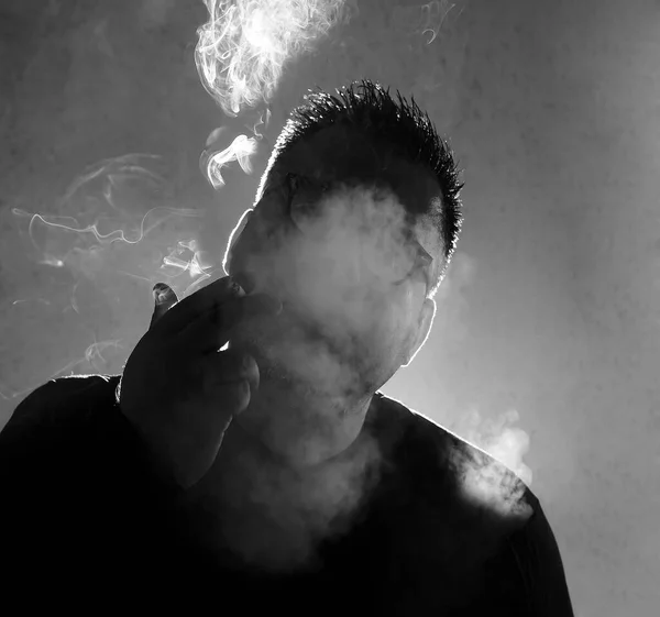 Портрет Курящего Молодого Человека Красивый Молодой Человек Задумчиво Спокойно Курит — стоковое фото