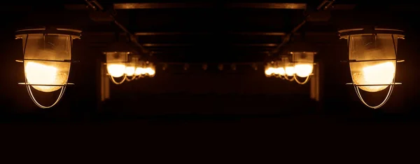暗い背景の内側にタングステン糸でガラスフラスコ内のヴィンテージランプ — ストック写真