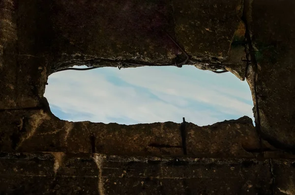 コード化されたスラブ補強 空を望む古いコンクリートの壁の穴 — ストック写真