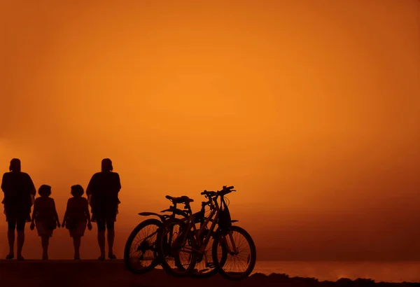 Silhouetten Von Vier Personen Familie Fuß Der Nähe Von Fahrrädern — Stockfoto