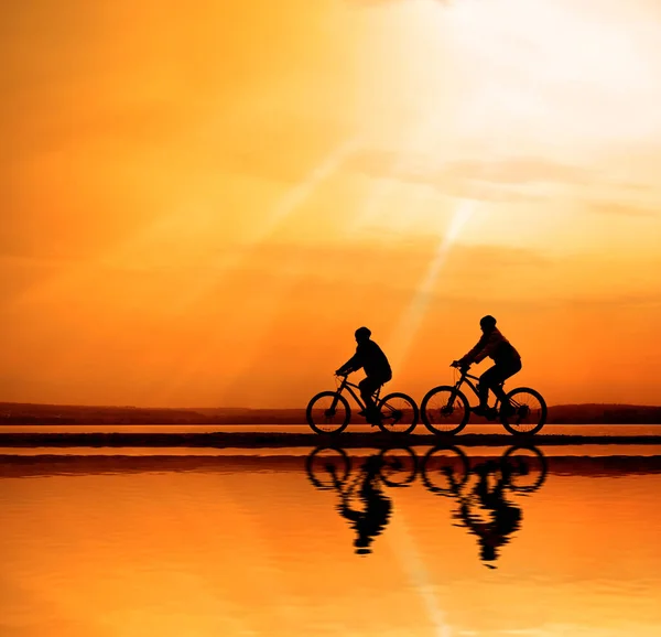 Порожній Простір Спортивні Друзі Велосипедах Заході Сонця Велосипедисти Катаються Уздовж — стокове фото