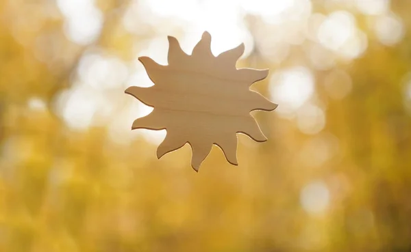 Zeichen Der Hölzernen Sonne Auf Herbstlichem Waldhintergrund Verschwommener Hintergrund Herbstsaison — Stockfoto