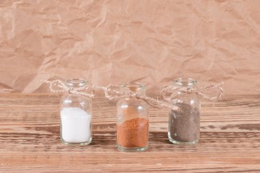 şişe tuz ve biber ile