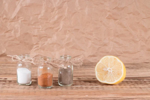 bir limon baharatlarla şişesiyle
