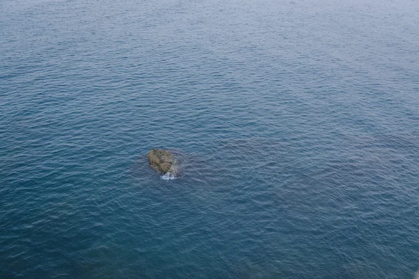 孤独的大海中的岩石 — 图库照片