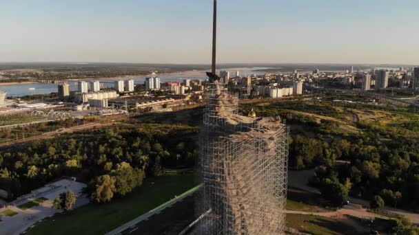 VOLGOGRAD, RUSKO - 20. června2019. Rekonstrukční monument-soubor hrdinů Stalingradu The Motherland Calls — Stock video