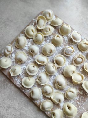 Geleneksel pelmeni ya da kesim tahtasında köfte. Ev yapımı yemek..