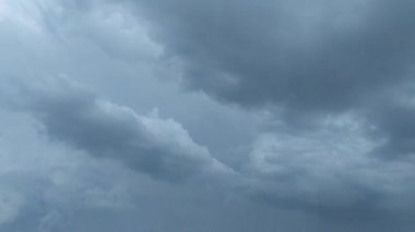 Bulutlarla kaplı güzel mavi gökyüzü