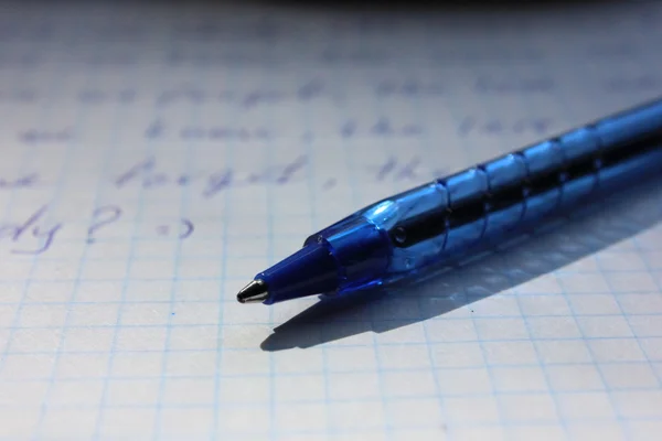 蓝色圆珠笔和一封信 — 图库照片