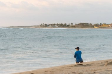 Sahilde balık tutan yaşlı Latin adam fotokopi salonunda