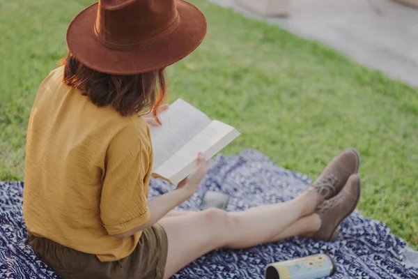 Jovem Mulher Usando Chapéu Leitura Livro Parque Seletivo Foco — Fotografia de Stock