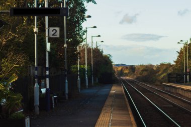 Boş ekranlı boş tren istasyonu