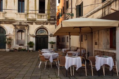 Venedik 'te boş restoran masaları