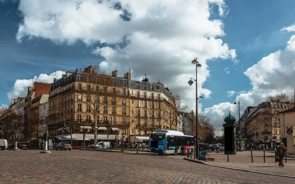 フランスの道路上のハイブリッドバス — ストック写真