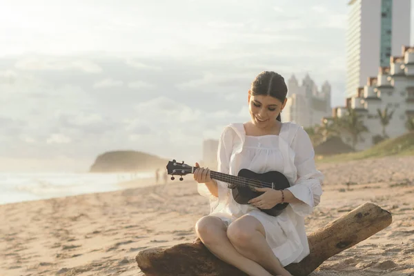 งสาวผ ใหญ งบนต นไม ชายหาดเล เลเล ของเธอ — ภาพถ่ายสต็อก