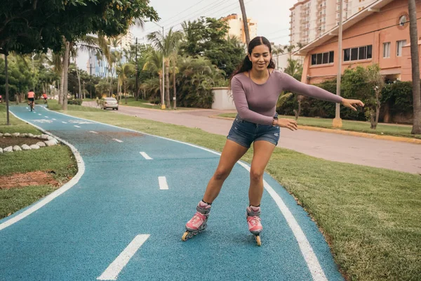 Hispânico Jovem Adulto Mulher Rollerskating Parque Verão Com Braços Para — Fotografia de Stock