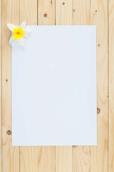 白皮书与木材背景上的花. — 图库照片