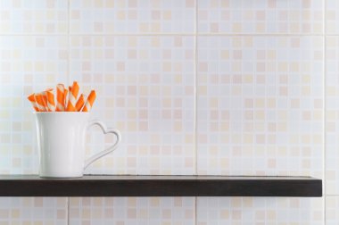 Bir bardak portakal gofret rafta rulo.