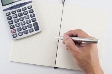 Adam el ile not etmek üstünde yazma kalemi.