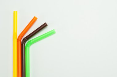 Beyaz arkaplanda izole edilmiş renkli içki pipetleri.