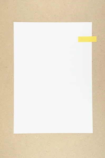 Weißes Papier mit Haftnotiz auf Spanplatte. — Stockfoto