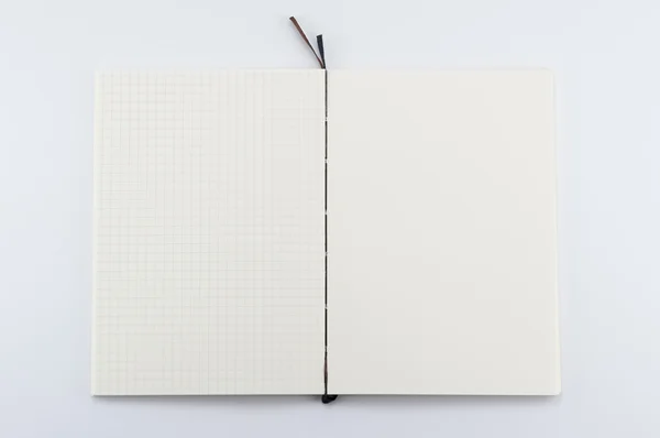 Geöffneter Notizblock auf weißem Hintergrund. — Stockfoto