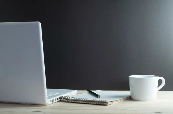 Arbeitsplatz mit Laptop und Kaffee auf Holztisch. — Stockfoto