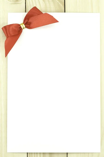 Białe karty z czerwoną wstążką, czerwona kokarda. — Zdjęcie stockowe