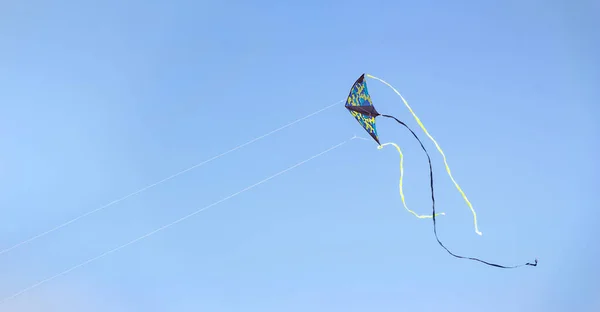 Ein Drachen Blauen Himmel Das Konzept Von Freiheit Flucht Träumen — Stockfoto