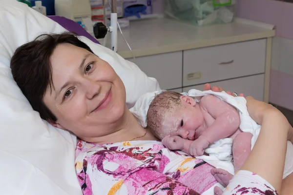 Mutlu olgun kadın, yeni doğan bebek ile anne