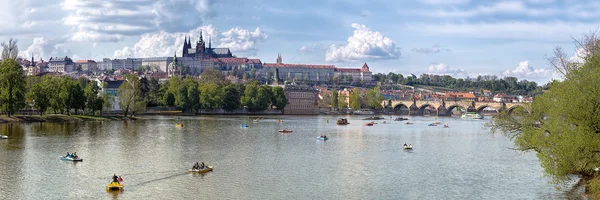 Панорама Пражского Града, Карлова моста и реки Влтавы . — стоковое фото