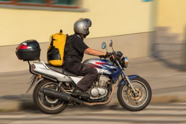 Motosiklet üstünde meşgul haberci