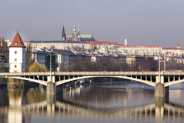 Panorama de Praga y puente con reflexión sobre el río Moldava . —  Fotos de Stock