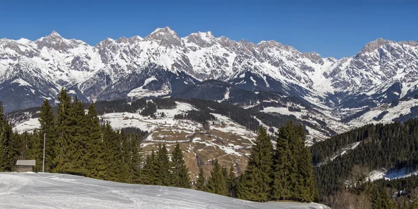 Panorama delle montagne primaverili — Foto Stock