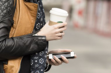 Kahve ve hareket eden telefon ile donatılmış