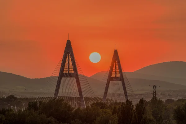 Modern bir köprü, endüstriyel görünümü günbatımı