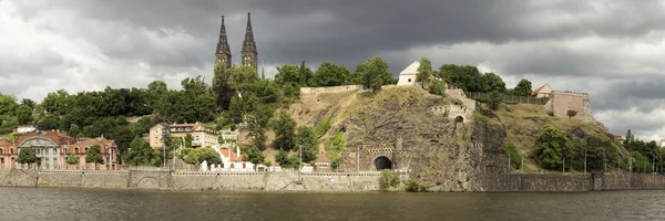 Берег реки Праги при драматической молнии — стоковое фото