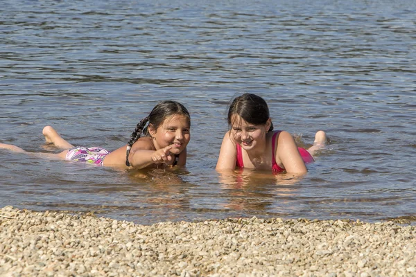 Små flickor som leker på stranden — Stockfoto