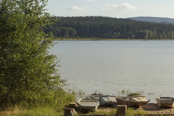 Kis horgász hajók, a Lipno-tó Dél-Csehország, Cseh Köztár — Stock Fotó