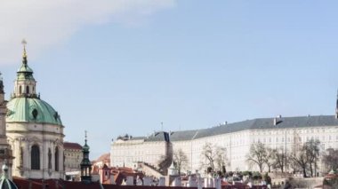 Prag Kalesi hava görünümünü. Kamera tava ve sonra vınlamak dışarı